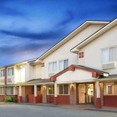 Super 8 By Wyndham Kingston Hotel Buitenkant foto