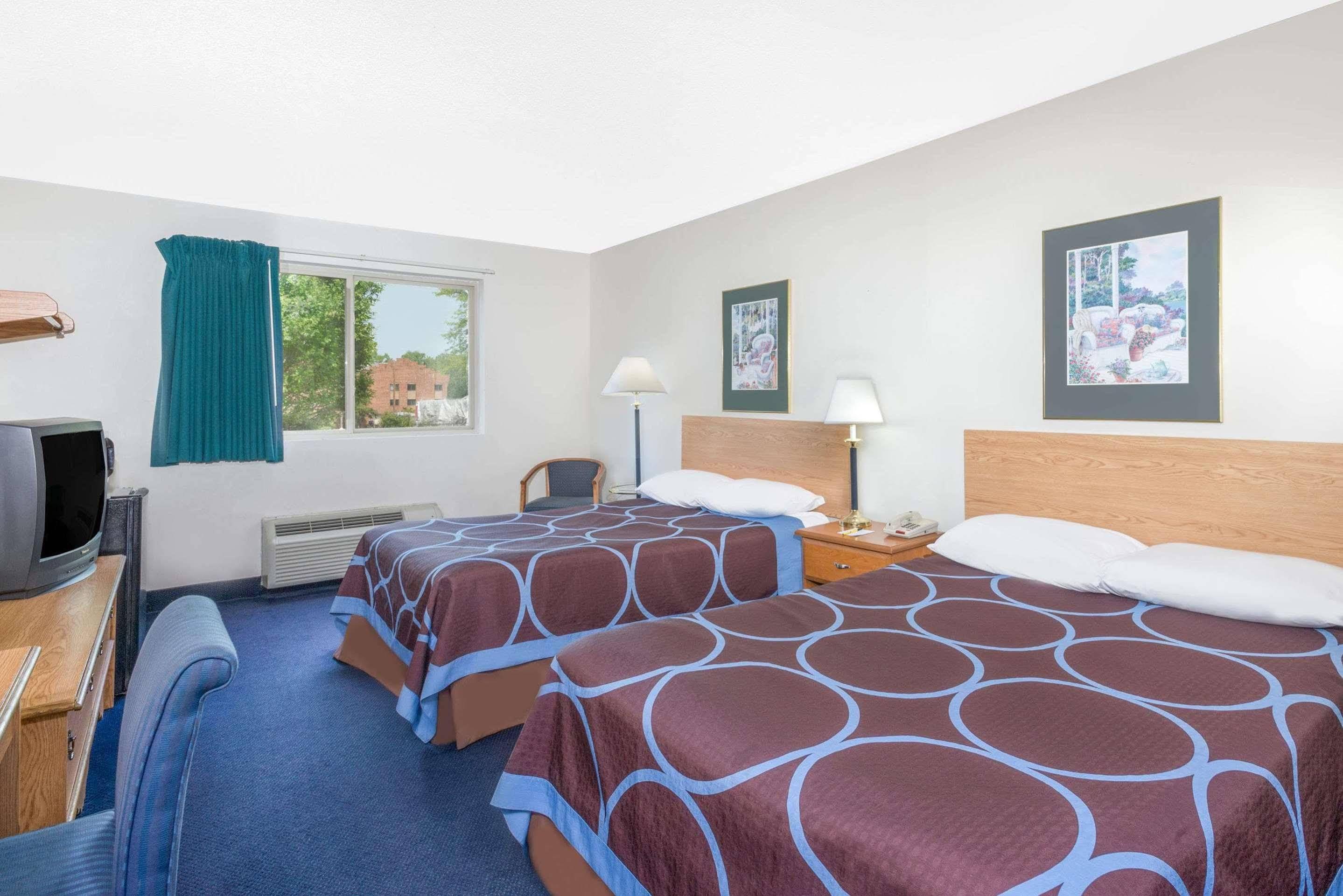 Super 8 By Wyndham Kingston Hotel Buitenkant foto